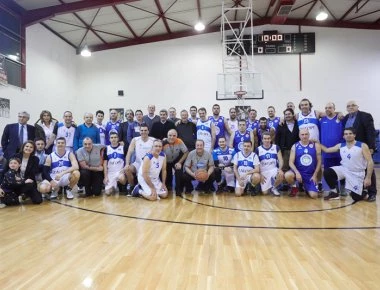 Ο Κυριάκος Μητσοτάκης και βουλευτές σε αγώνα μπάσκετ με παλαίμαχους (φωτό)